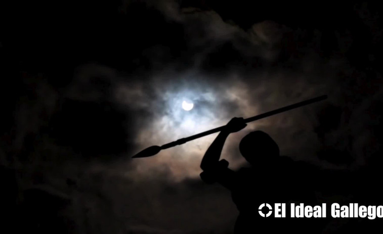Los coruñeses viven un eclipse parcial de Sol entre telescopios, gafas y múltiples artilugios de cartón