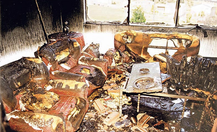 Hace 25 años | Un espectacular incendio destroza un piso de una vivienda de Oleiros