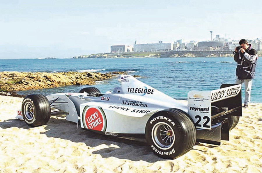 Hace 25 años | El coche de Fórmula 1 de Villeneuve llamó la atención en la playa de Riazor