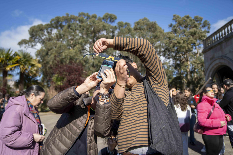 Ni gafas de sol ni radiografías:  los expertos explican cómo ver de forma segura un eclipse
