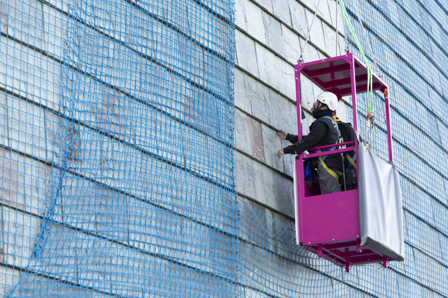 La rehabilitación de la fachada de la Domus ya está en marcha