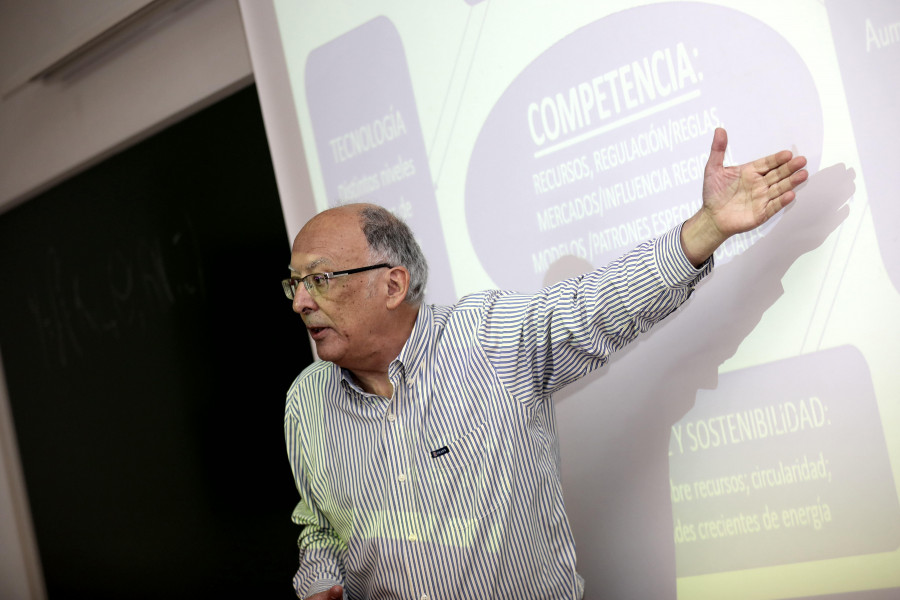 Fernando González Laxe | “El puerto debería ser una referencia en un radio de 500 kilómetros”
