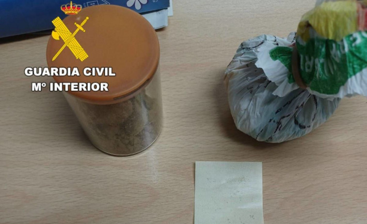 Detenido por ocultar 64 gramos de cocaína y 20 de hachís en su local en Sada