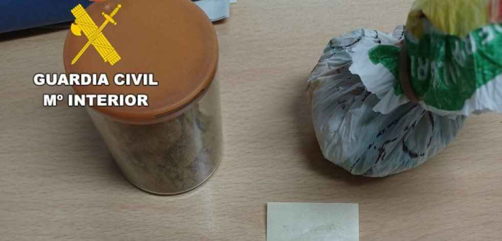Detenido por ocultar 64 gramos de cocaína y 20 de hachís en su local en Sada