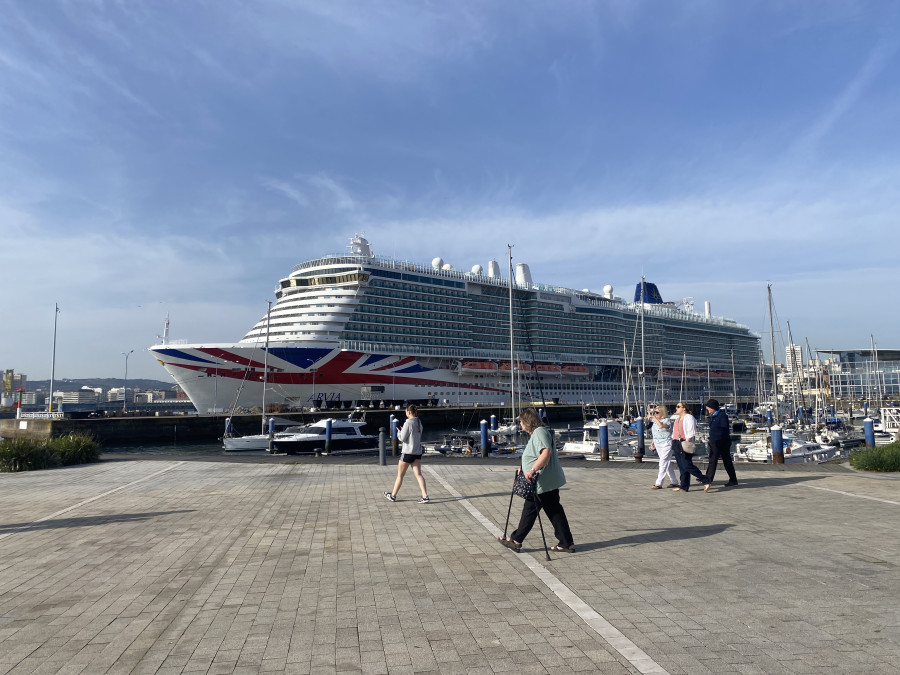 El crucero Arvia inicia su mes de abril más coruñés
