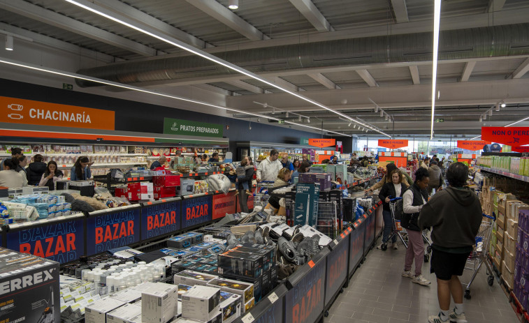 La 'fiebre' por Aldi deja pequeños atascos en su inauguración en Perillo