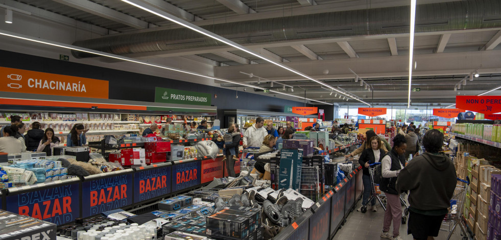 La 'fiebre' por Aldi deja pequeños atascos en su inauguración en Perillo