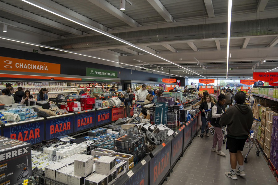 La 'fiebre' por Aldi deja pequeños atascos en su inauguración en Perillo