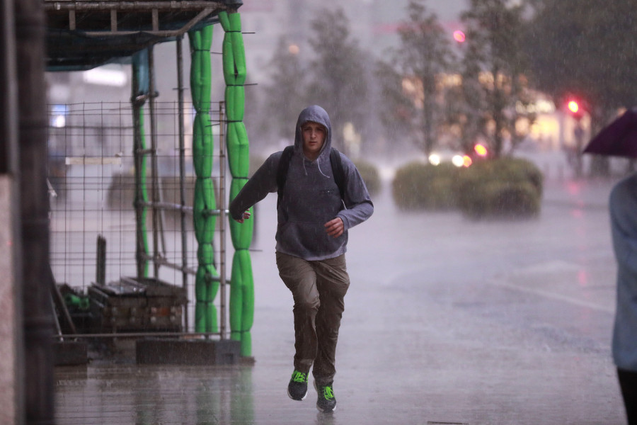 De la calma a la tormenta: A Coruña recibe los efectos de la primera borrasca primaveral