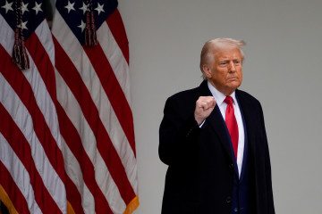 Washington (United States), 02/04/2025.- US President Donald Trump gestures during a tariff announcement in the Rose Garden of the White House in Washington, DC, USA, 02 April 2025. Trump plans to rol