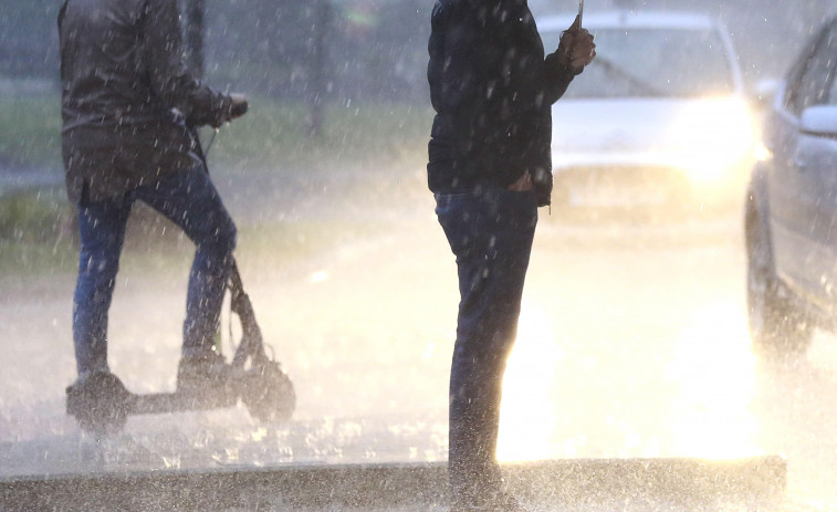 Alerta naranja y amarilla en A Coruña y Pontevedra por lluvias, viento y oleaje