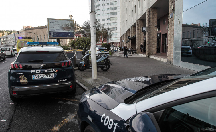 Un amplio dispositivo policial sorprende en pleno Paseo Marítimo
