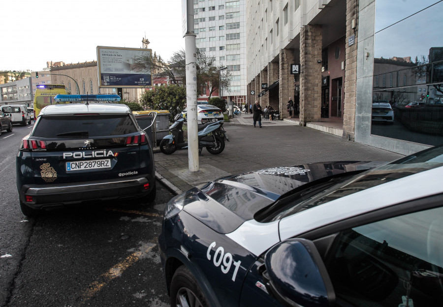 Un amplio dispositivo policial sorprende en pleno Paseo Marítimo