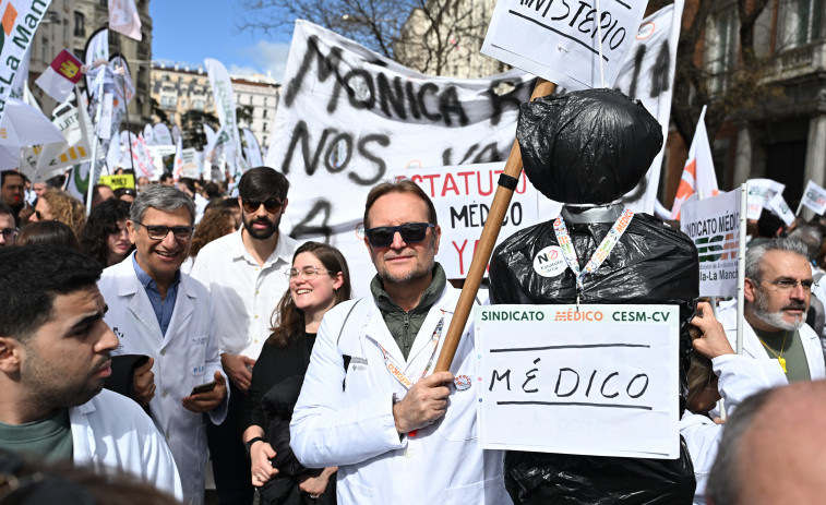 Mónica García ofrece diálogo a los médicos tras su manifestación contra el estatuto marco