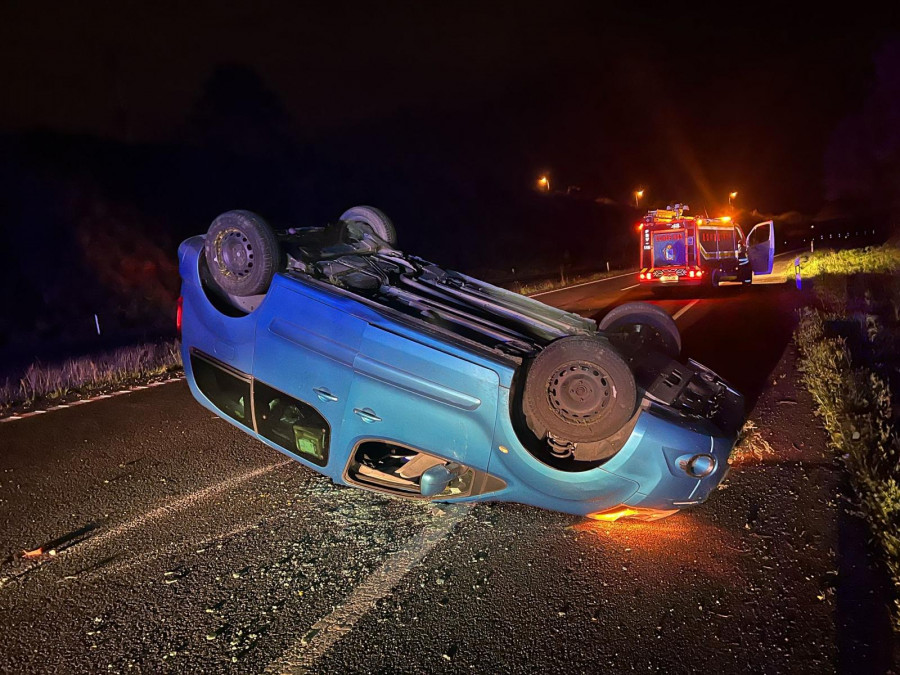 Tres heridos en Cambre tras volcar un coche