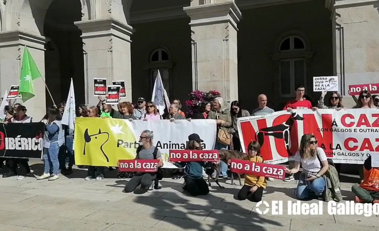 Animalistas protestan en A Coruña contra la apertura de la veda de la caza del lobo ibérico