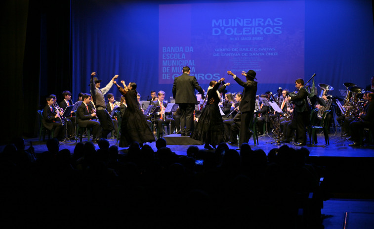 El estreno de Muiñeiras D'Oleiros y una adaptación de canciones de Mago de Oz triunfan en el festival de bandas