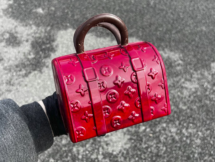 Mona de pascua con forma de maletín de Louis Vuitton