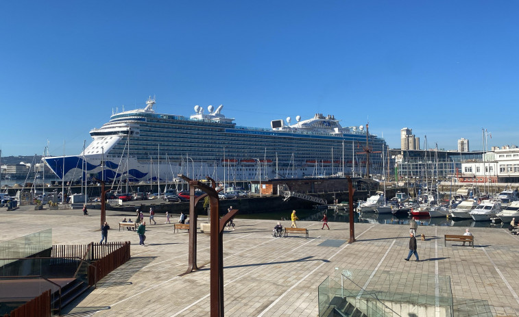 El crucero Sky Princess disfruta de un día soleado en A Coruña con su plató de televisión y su cine al aire libre