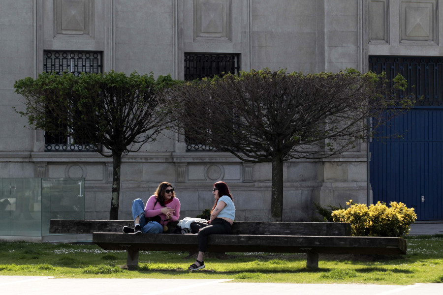 "He bajado con sudadera y paraguas, pero hace calor": A Coruña cambia de estación a diario