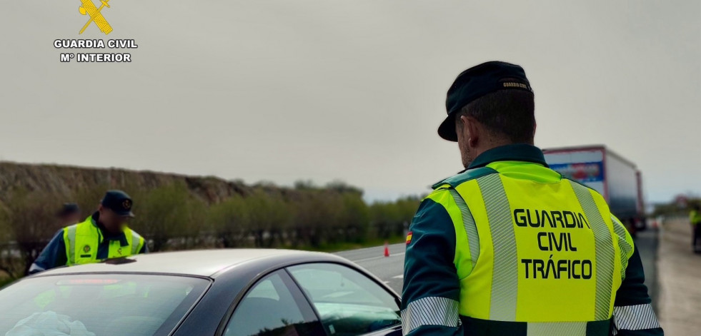 Un conductor ebrio y con el coche sin ITV choca contra un vehículo aparcado en Arteixo y huye del lugar