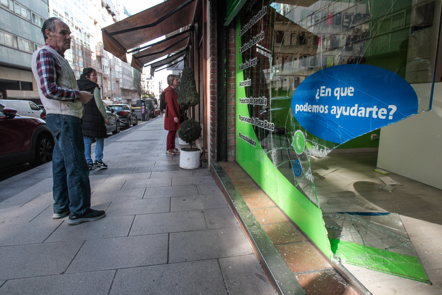 Un ladrón revienta a patadas una tienda de móviles en Federico Tapia
