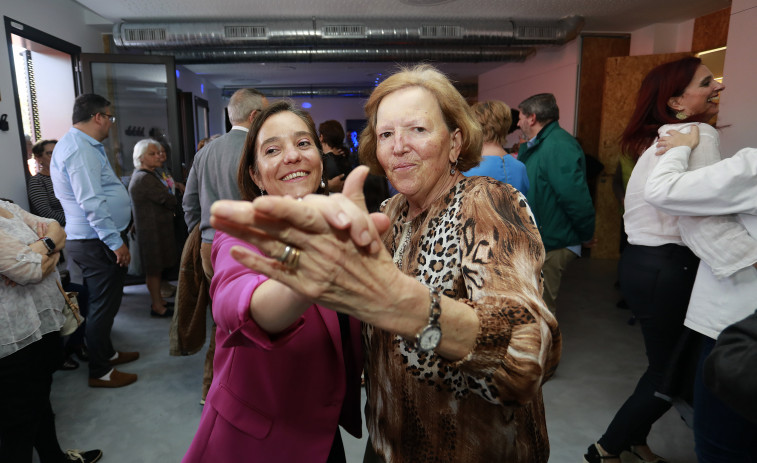 Vecinos y políticos de A Coruña bailan al mismo son
