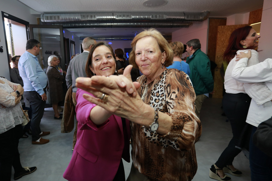 Vecinos y políticos de A Coruña bailan al mismo son