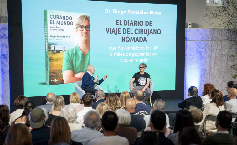 Diego González Rivas presenta su libro dos veces en A Coruña desbordado por el público que hizo cola para verle
