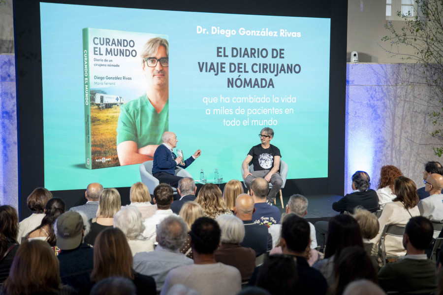 Diego González Rivas presenta su libro dos veces en A Coruña desbordado por el público que hizo cola para verle