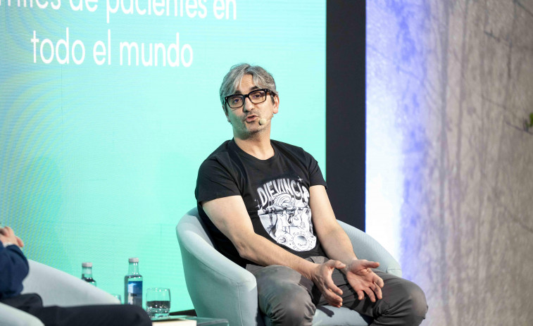 El robot R2D2 y las expendedoras de pijamas con los que trabaja Diego González Rivas