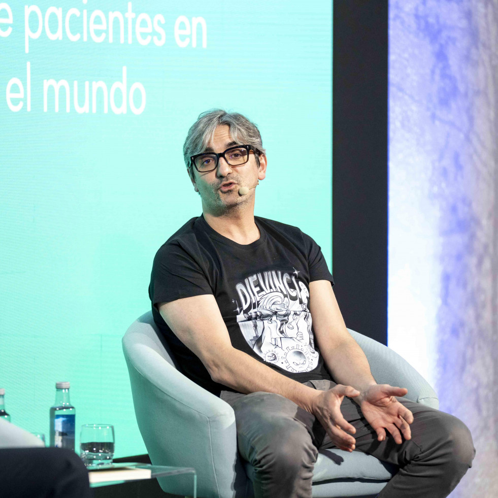 El robot R2D2 y las expendedoras de pijamas con los que trabaja Diego González Rivas