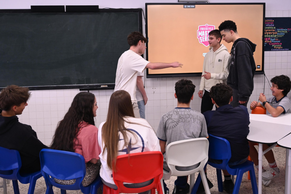Una batalla de gallos entre dos parejas bajo la atención de varios estudiantes, ayer, en el colegio Calasanz  pedro puig