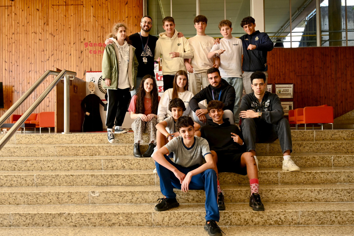 Varios de los alumnos participantes, junto a los profesores coordinadores  p. puig