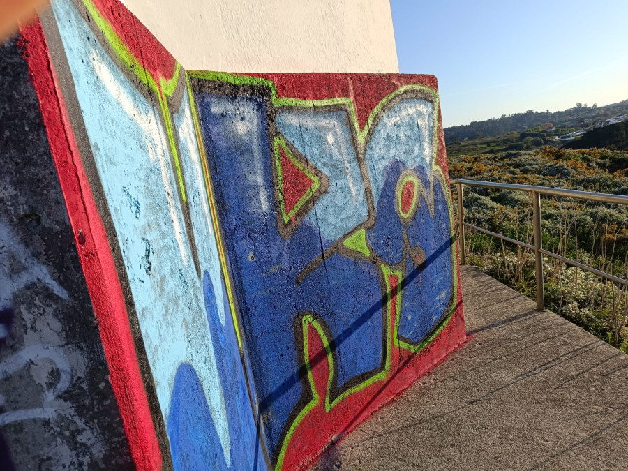 Oleiros reclama a la Autoridad Portuaria la limpieza de los faros de Mera