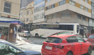 Un vehículo mal aparcado provoca un atasco en la avenida Finisterre