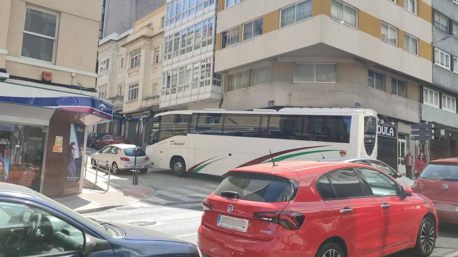 Un vehículo mal aparcado provoca un atasco en la avenida Finisterre