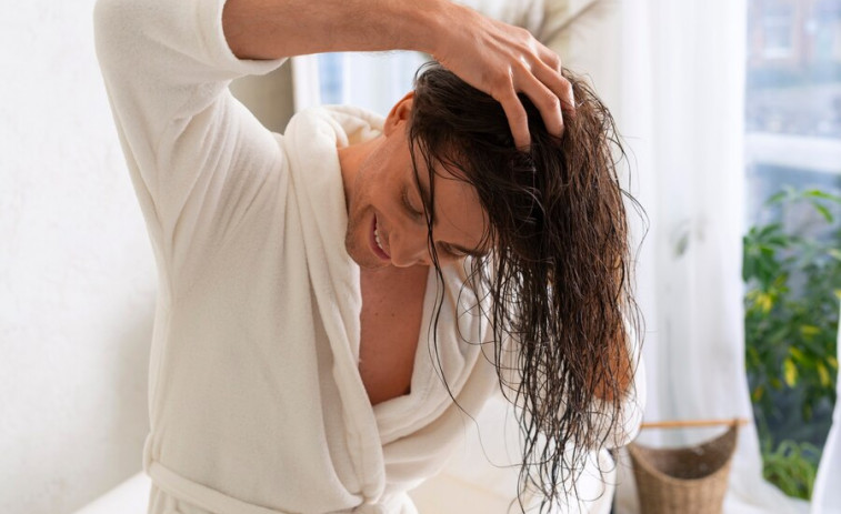 Si duermes con el pelo mojado podrías estar dañando tu cabello sin saberlo