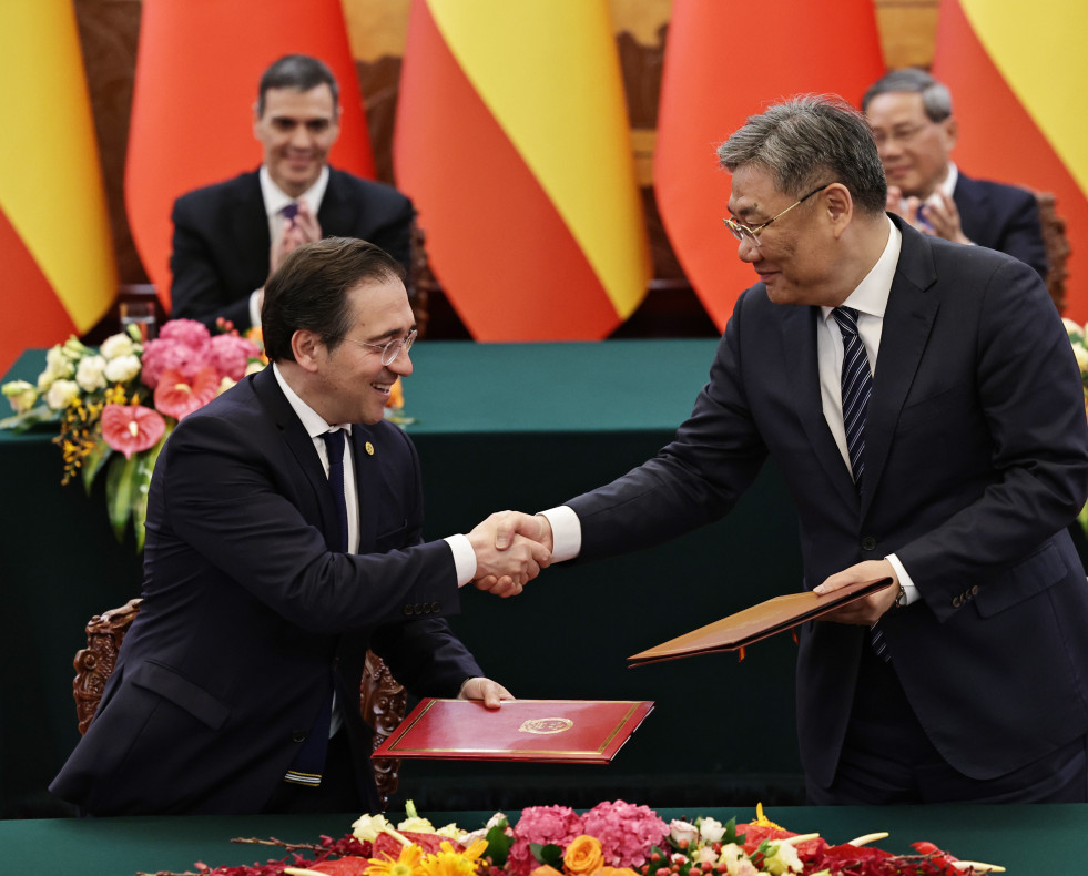 Jose Manuel Albares estrecha la mano del ministro chino de Comercio, Wang Wentao