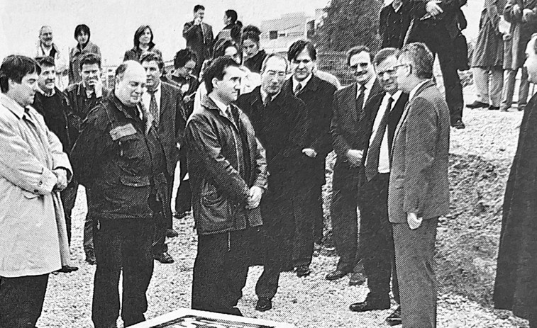 Hace 25 años | Meilán Gil coloca la primera piedra  de la Facultad de Ciencias Sociales