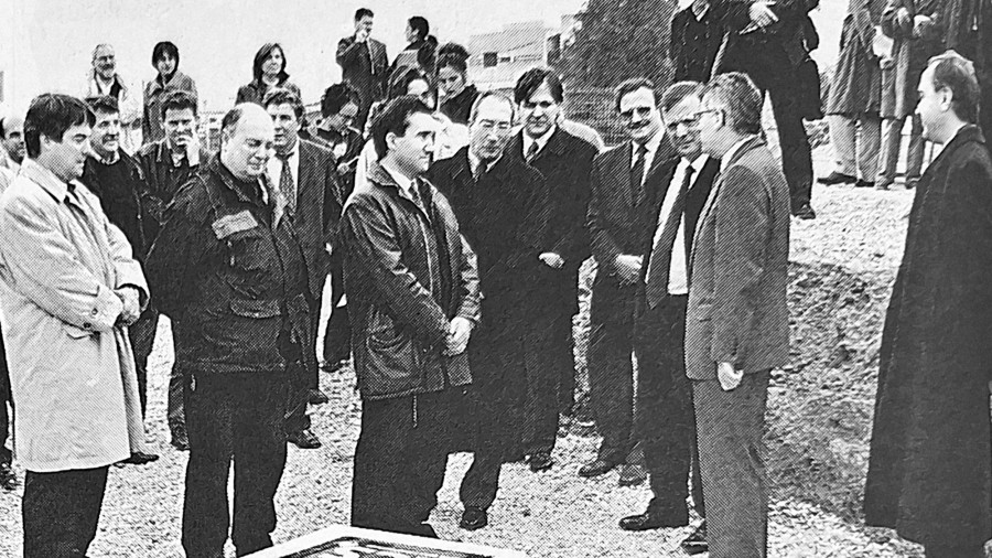 Hace 25 años | Meilán Gil coloca la primera piedra  de la Facultad de Ciencias Sociales