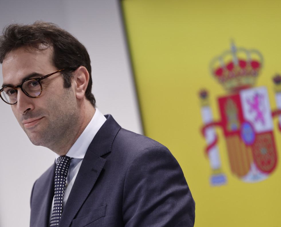 MADRID, 10/04/2025.- El ministro de Economía, Comercio y Empresa, Carlos Cuerpo, durante la rueda de prensa posterior a la reunión que ha mantenido este jueves con las comunidades autónomas en el C