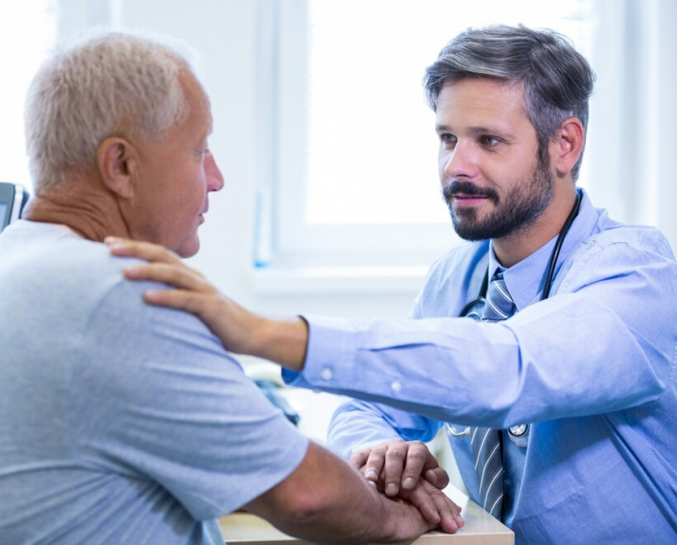 Doctor sexo masculino examina paciente 1170 2157