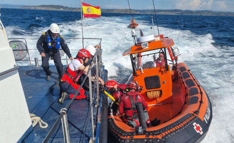 El equipo de rescate de Cruz Roja realiza adiestramientos conjuntos con Gardacostas de Galicia