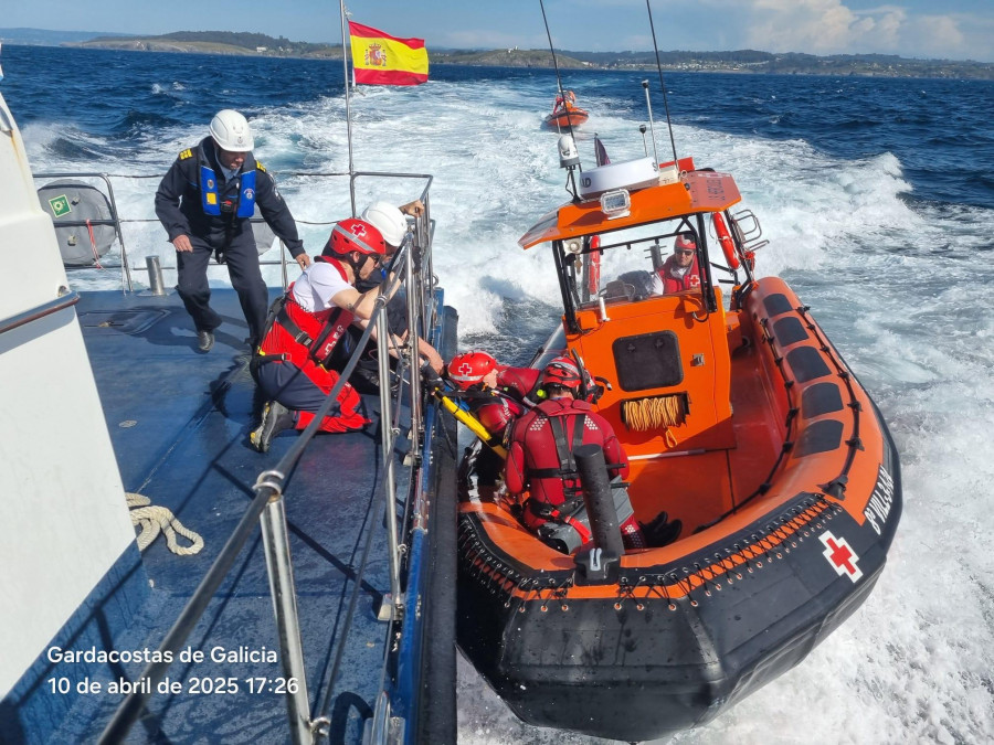 El equipo de rescate de Cruz Roja realiza adiestramientos conjuntos con Gardacostas de Galicia