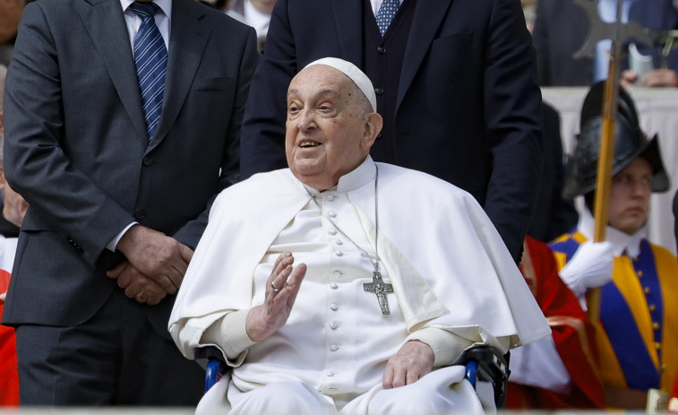 El papa aparece en la plaza de San Pedro para saludar a los fieles en el Domingo de Ramos