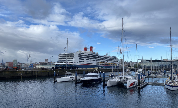 A Coruña recibe al crucero Borealis, el barco del relax