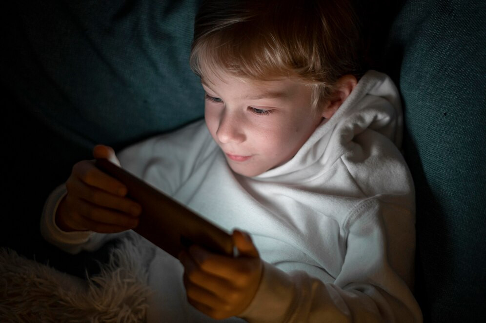 Nino smartphone cama noche 23 2148816974