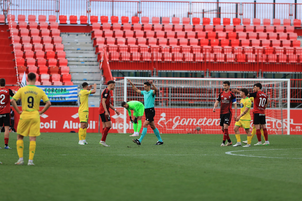 Pablo Martínez, lamentándose ante la decisión de Muresan Muresan de acudir al VAR en el Mirandés Deportivo   FERNANDO FERNÁNDEZ