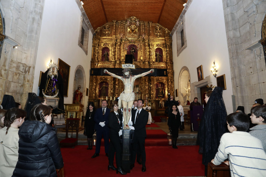 La lluvia obliga a celebrar dentro del templo la procesión del Amor, el Perdón y la Misericordia